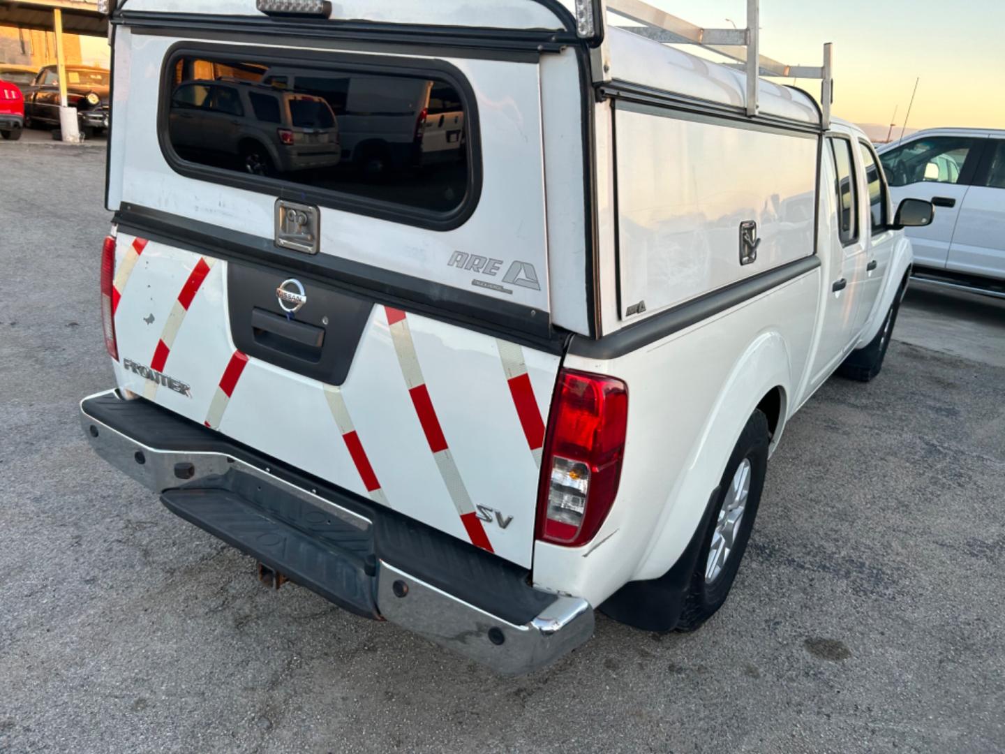 2018 White Nissan Frontier SV Crew Cab LWB 5AT 2WD (1N6AD0FR5JN) with an 4.0L V6 DOHC 24V engine, 5A transmission, located at 1687 Business 35 S, New Braunfels, TX, 78130, (830) 625-7159, 29.655487, -98.051491 - Photo#3